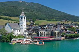 Romantik Hotel Im Weissen Rössl am Wolfgangsee mit Bergen und blauem Himmel