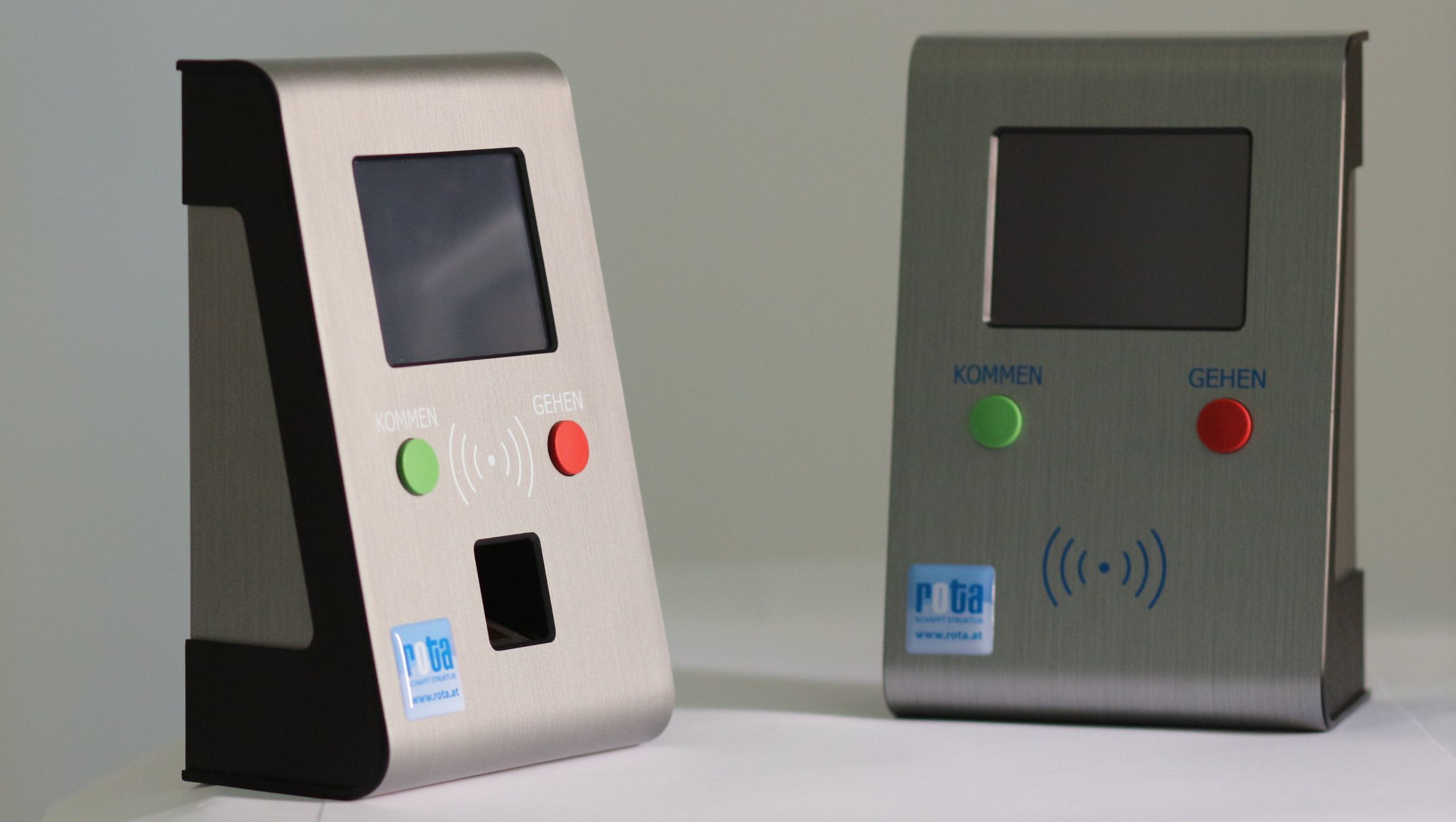 Zwei Terminals für die Arbeitszeiterfassung mit Chip und Fingerprint Identifikation